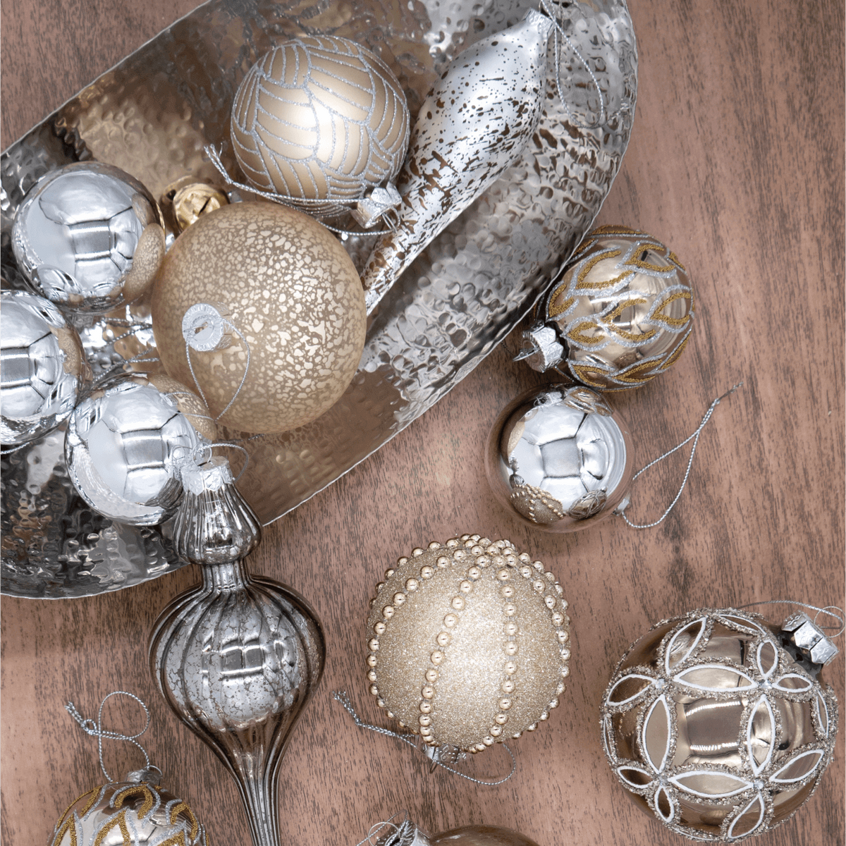 Kit de Bolas Natalinas em Vidro Dourado e Prateado (15 Peças)