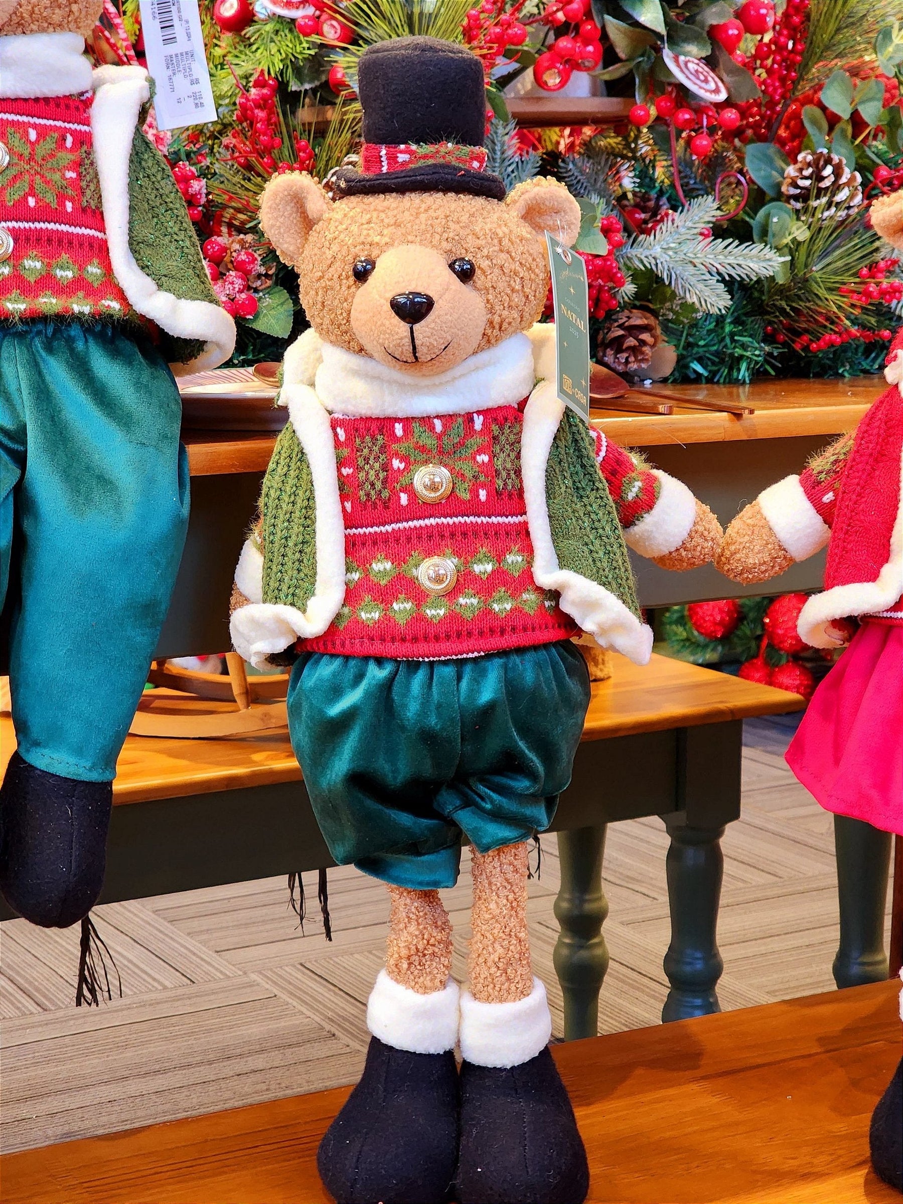 URSO MENINO EM PÉ COM CARTOLA E SUETER VERDE 56CM - PRÉ VENDA 2025