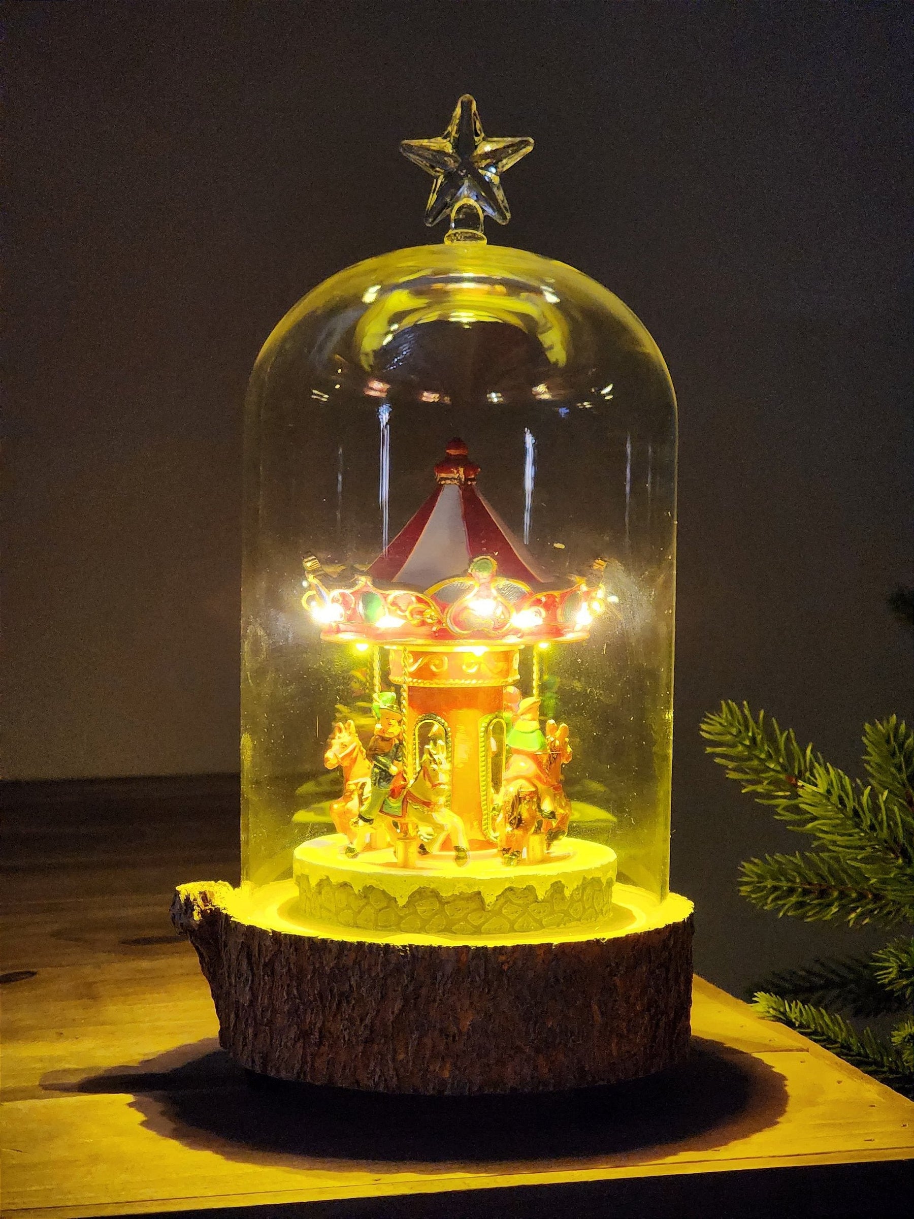 GLOBO DE VIDRO COM CARROSSEL COM LUZ SOM E MOVIMENTO 26CM