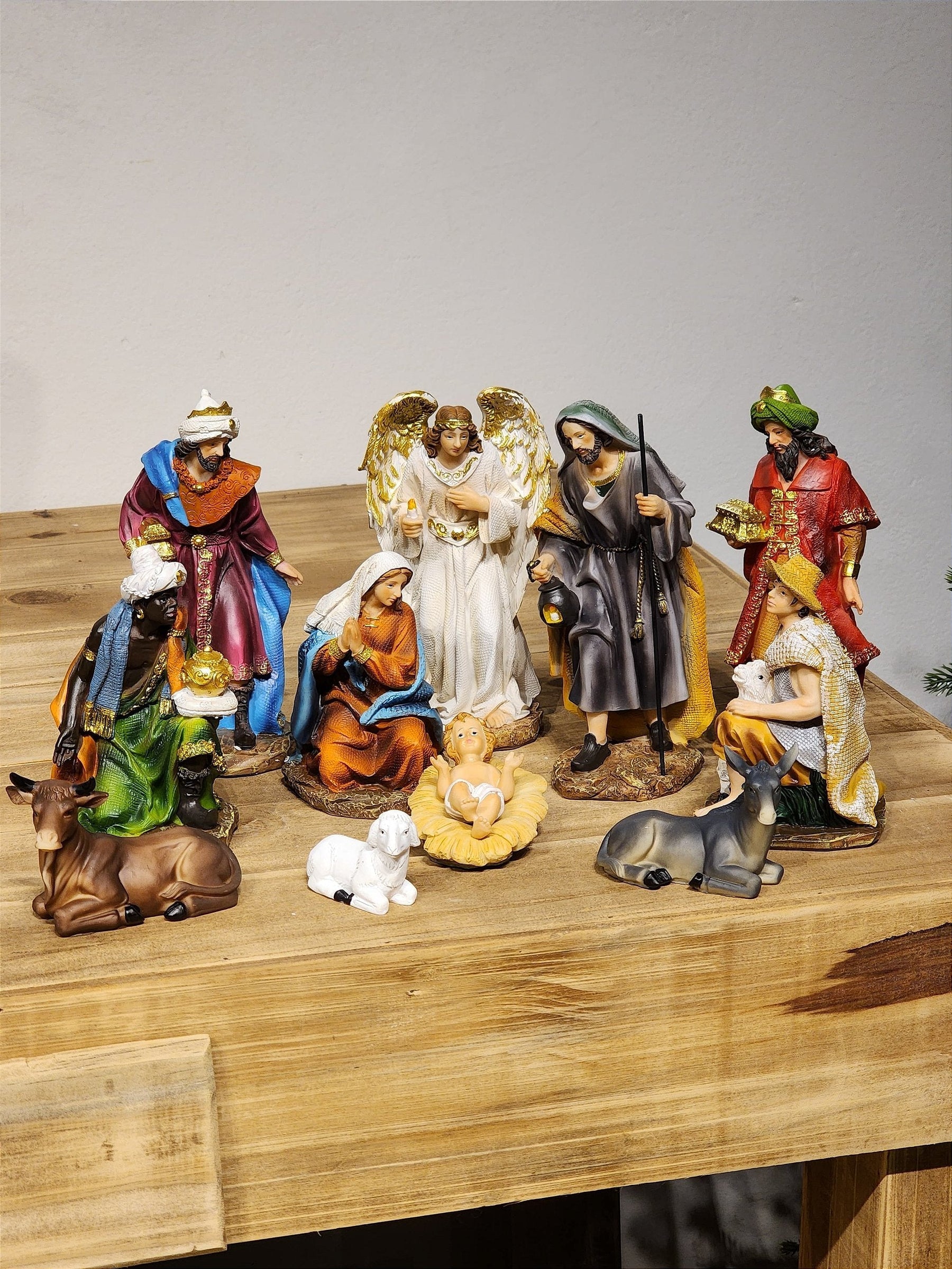 Árvore de Natal Verde Premium com Suporte Metálico com Rodinhas e Micro LEDs Embutidosl Tradicional 1,80m e Ganhe Presépio + Globo de Neve + Luzes LED | Kit Decoração Natal 2025 Completo