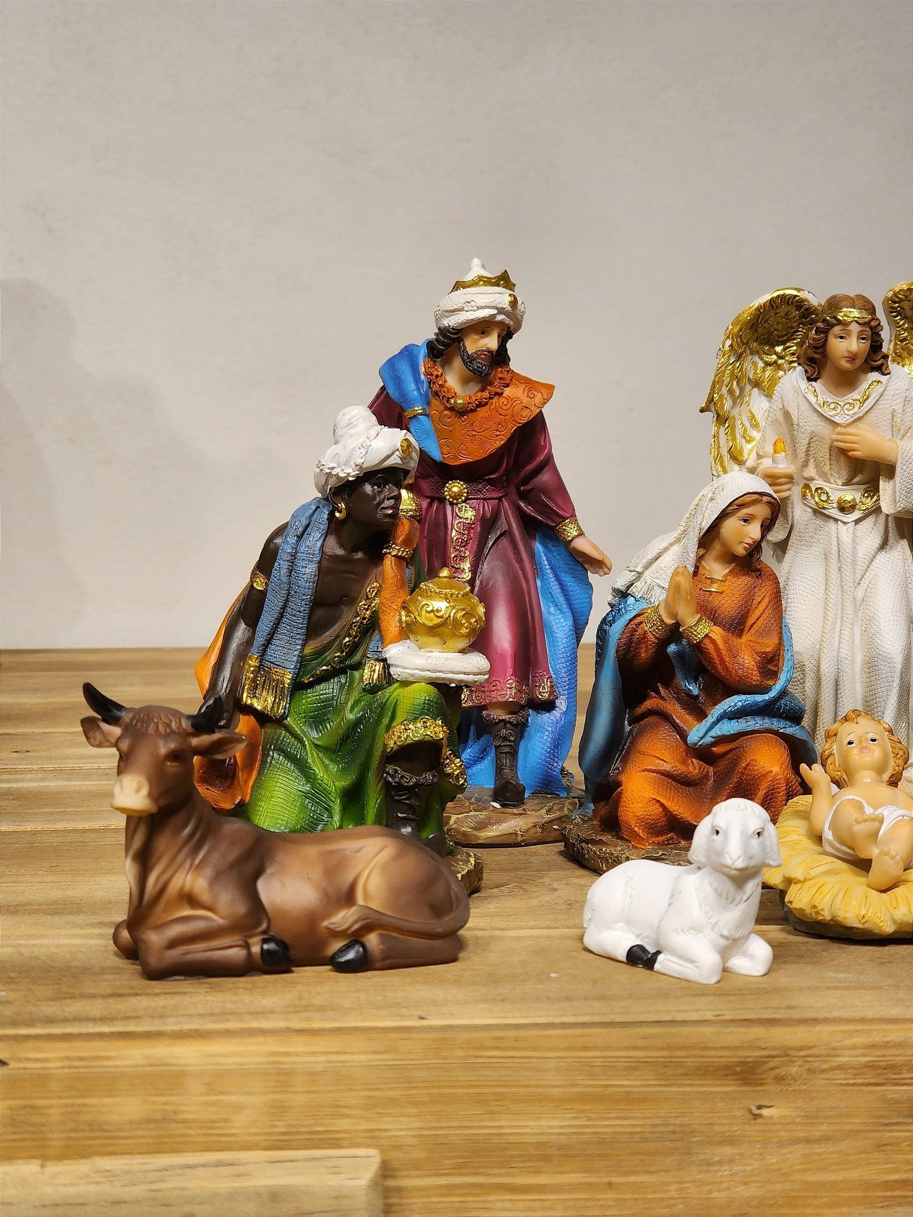 PRESÉPIO EM RESINA COLORIDO COM 11 PEÇAS 18,5CM