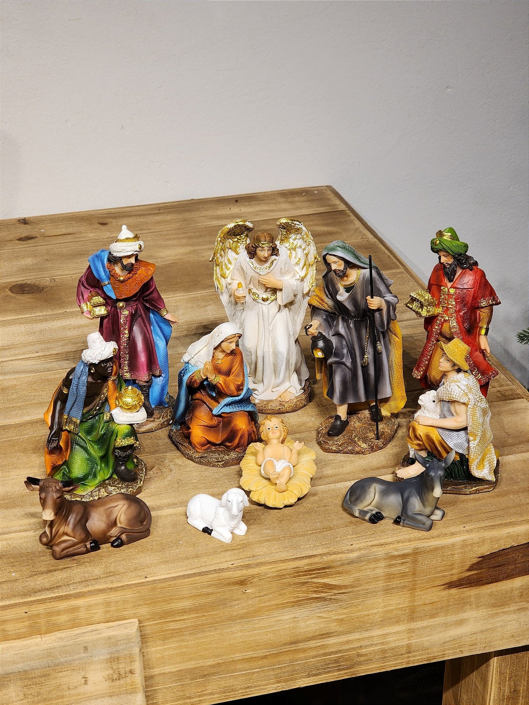 PRESÉPIO EM RESINA COLORIDO COM 11 PEÇAS 18,5CM