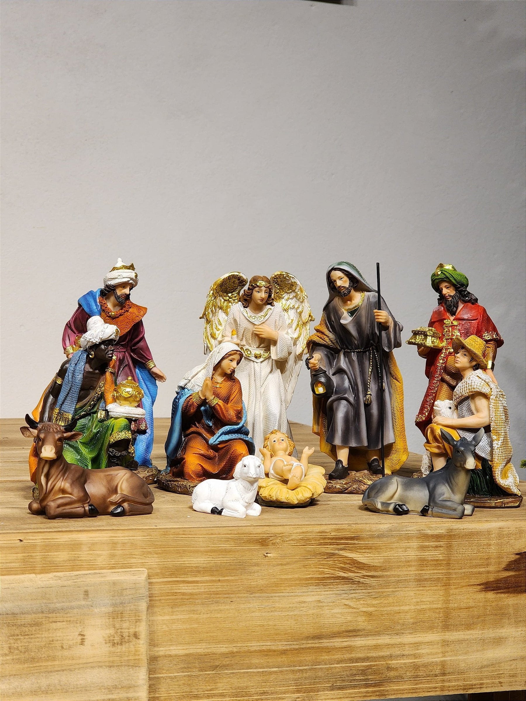 PRESÉPIO EM RESINA COLORIDO COM 11 PEÇAS 18,5CM