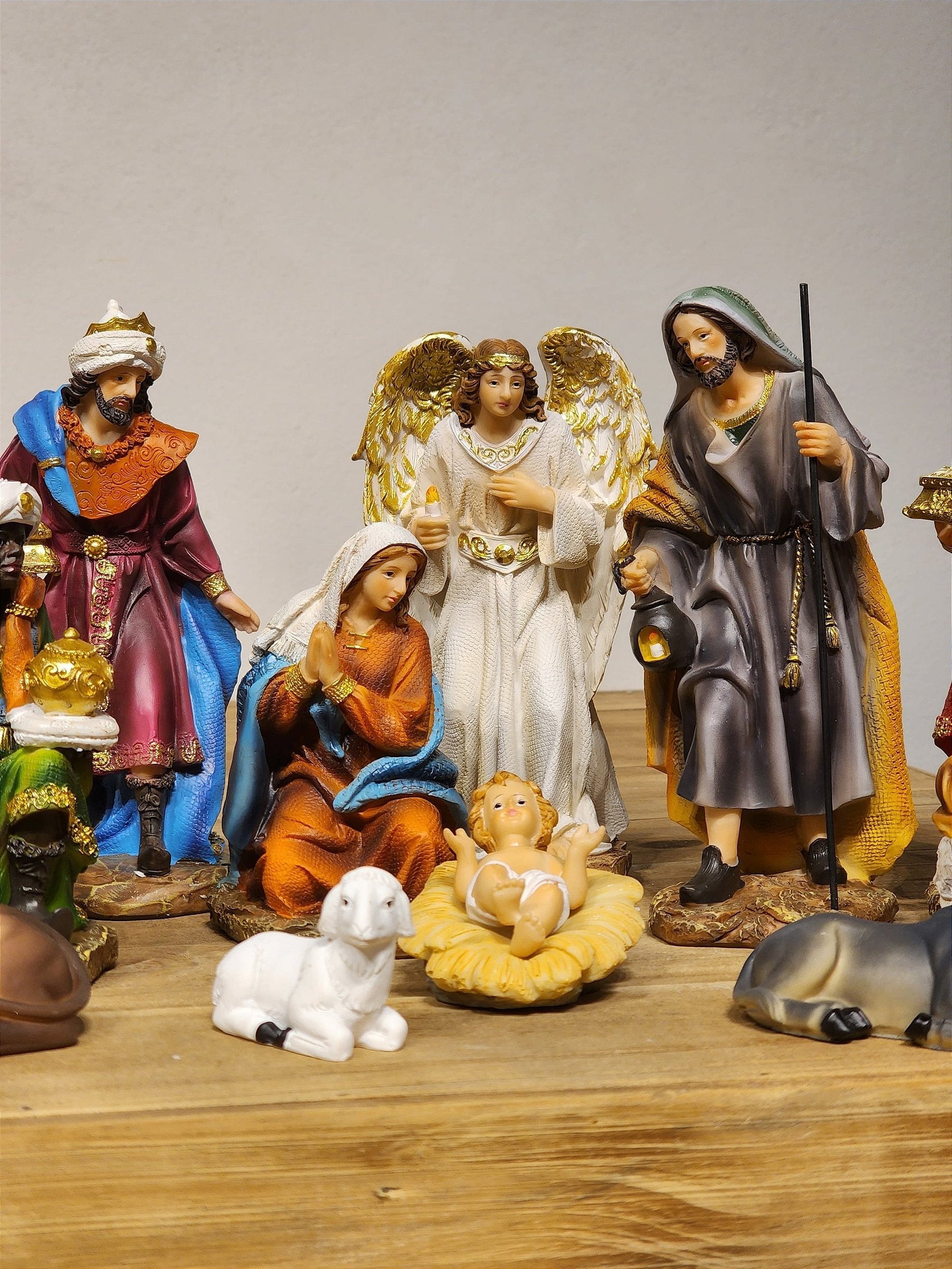 PRESÉPIO EM RESINA COLORIDO COM 11 PEÇAS 18,5CM