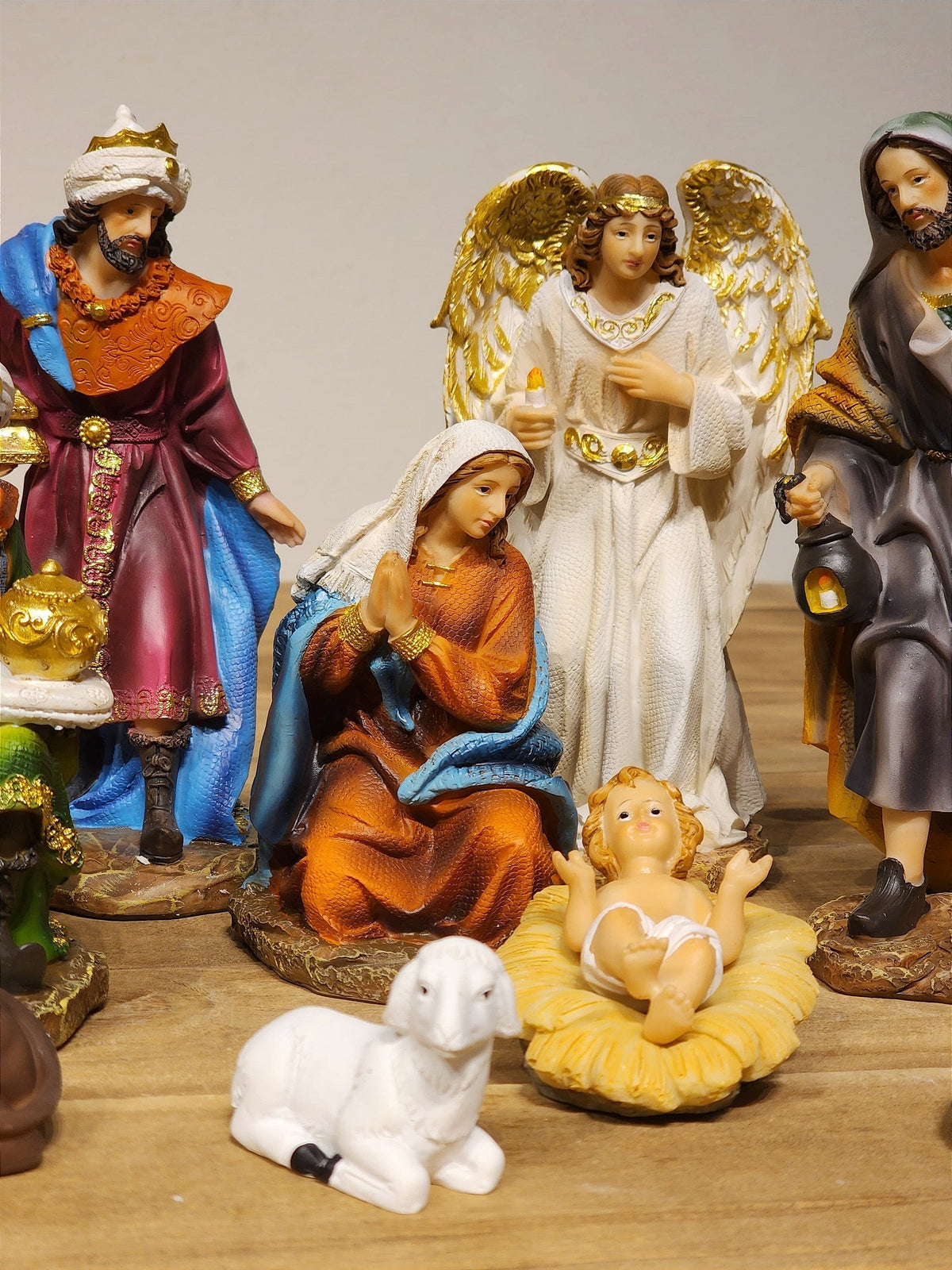 PRESÉPIO EM RESINA COLORIDO COM 11 PEÇAS 18,5CM