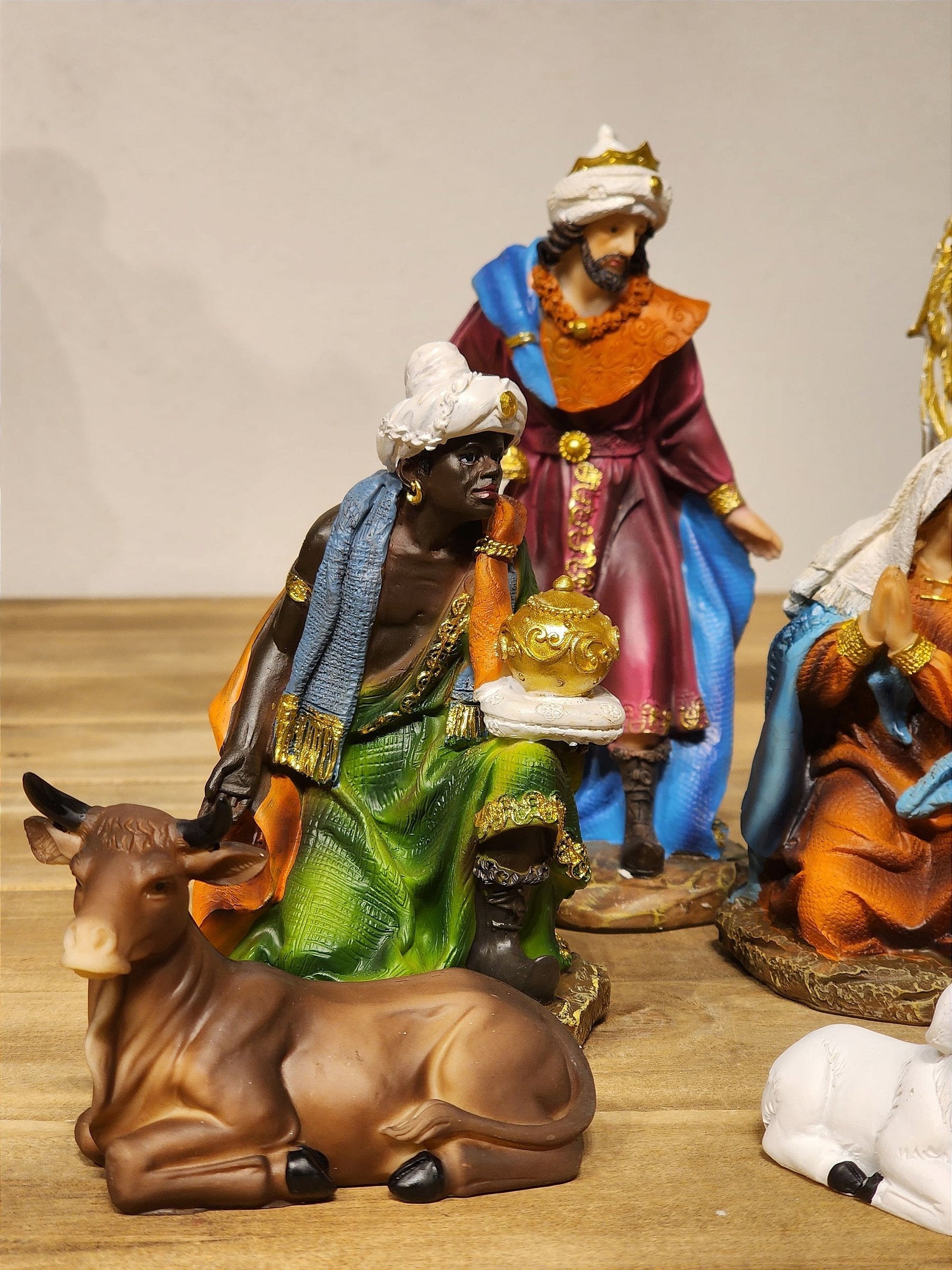 PRESÉPIO EM RESINA COLORIDO COM 11 PEÇAS 18,5CM