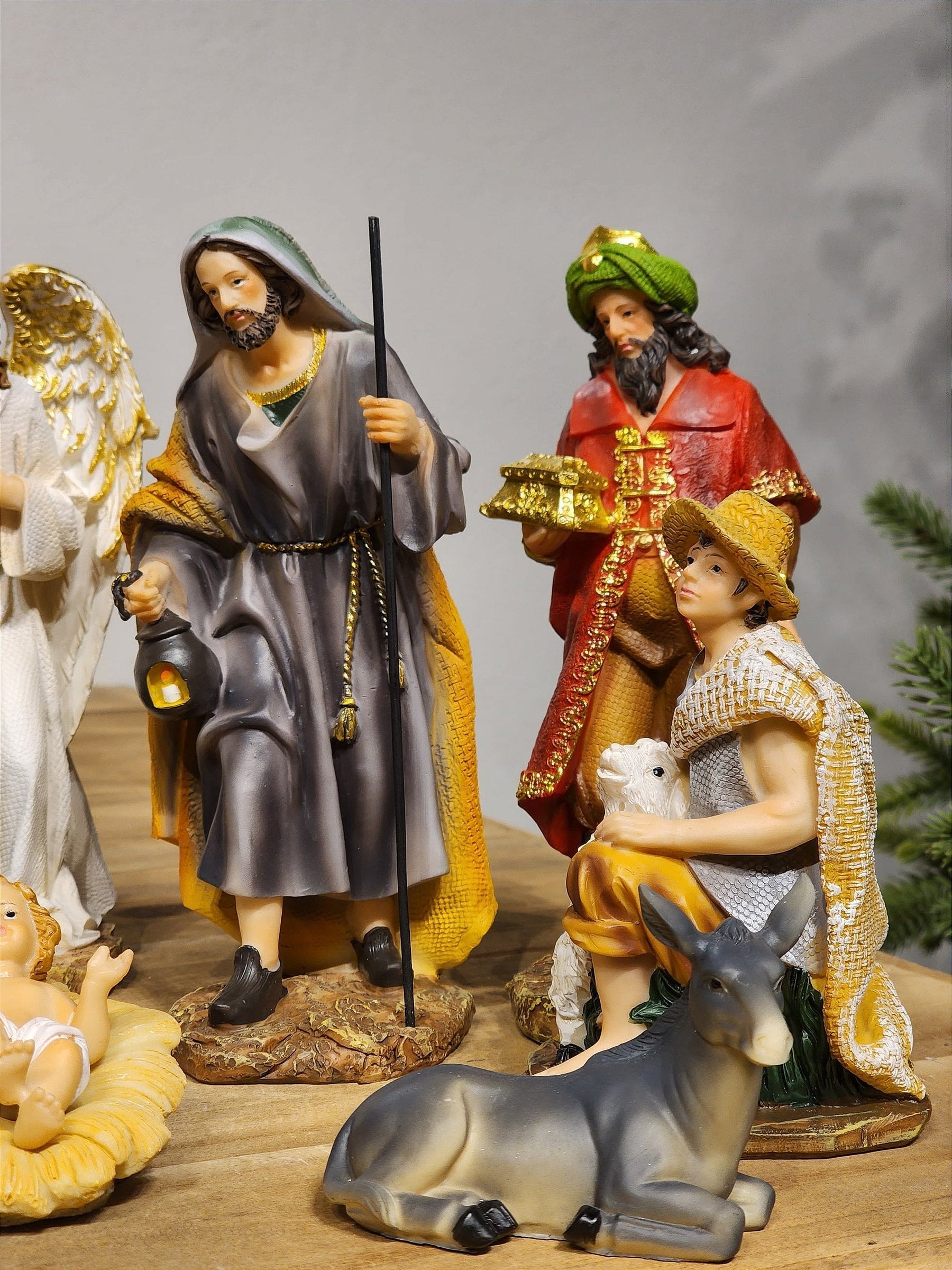 Árvore de Natal Verde Premium com Suporte Metálico com Rodinhas e Micro LEDs Embutidosl Tradicional 1,80m e Ganhe Presépio + Globo de Neve + Luzes LED | Kit Decoração Natal 2025 Completo