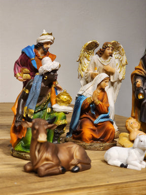 Árvore de Natal Verde Premium com Suporte Metálico com Rodinhas e Micro LEDs Embutidosl Tradicional 1,80m e Ganhe Presépio + Globo de Neve + Luzes LED | Kit Decoração Natal 2025 Completo