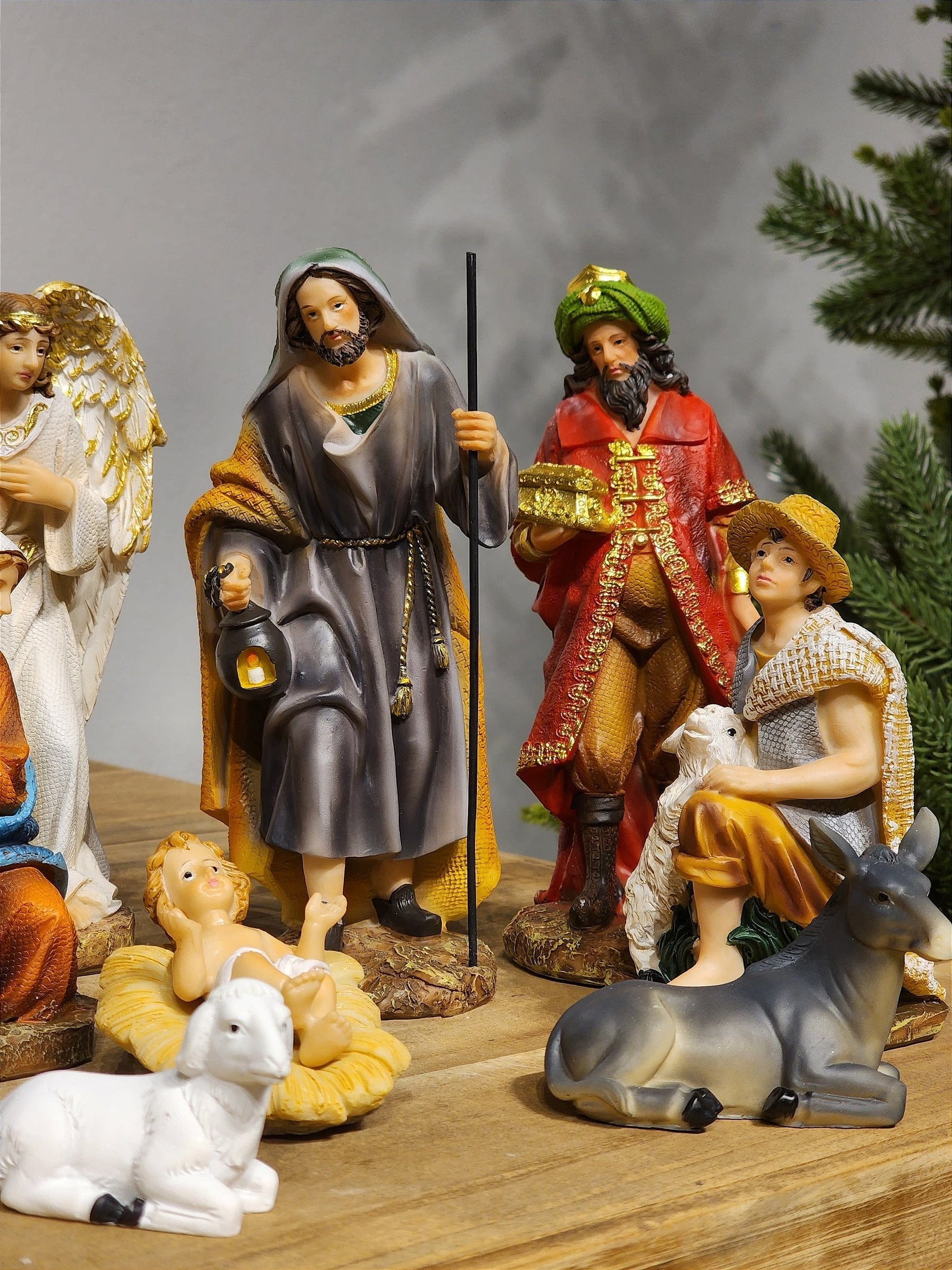 PRESÉPIO EM RESINA COLORIDO COM 11 PEÇAS 18,5CM