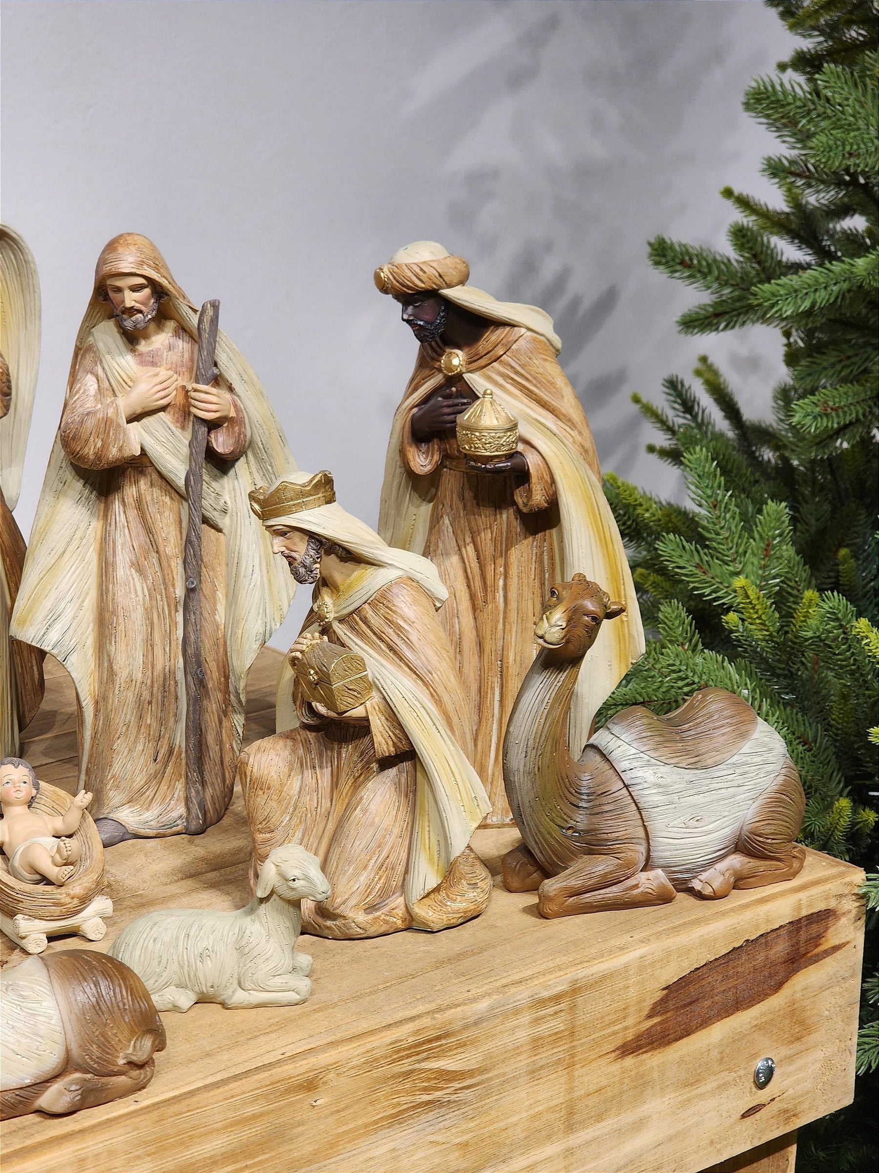 PRESÉPIO EM RESINA MARROM COM 12 PEÇAS 30CM