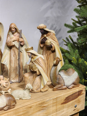 PRESÉPIO EM RESINA MARROM COM 12 PEÇAS 30CM