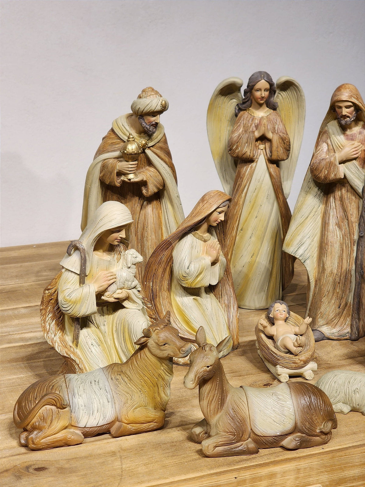 PRESÉPIO EM RESINA MARROM COM 12 PEÇAS 30CM