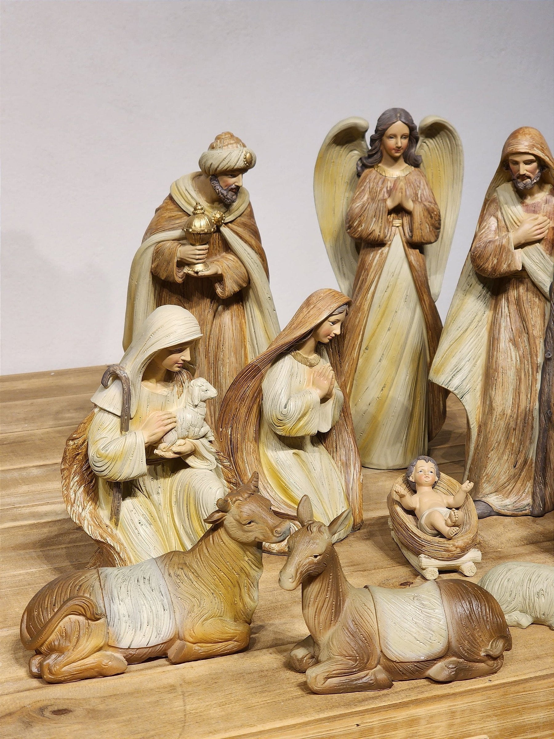 PRESÉPIO EM RESINA MARROM COM 12 PEÇAS 30CM