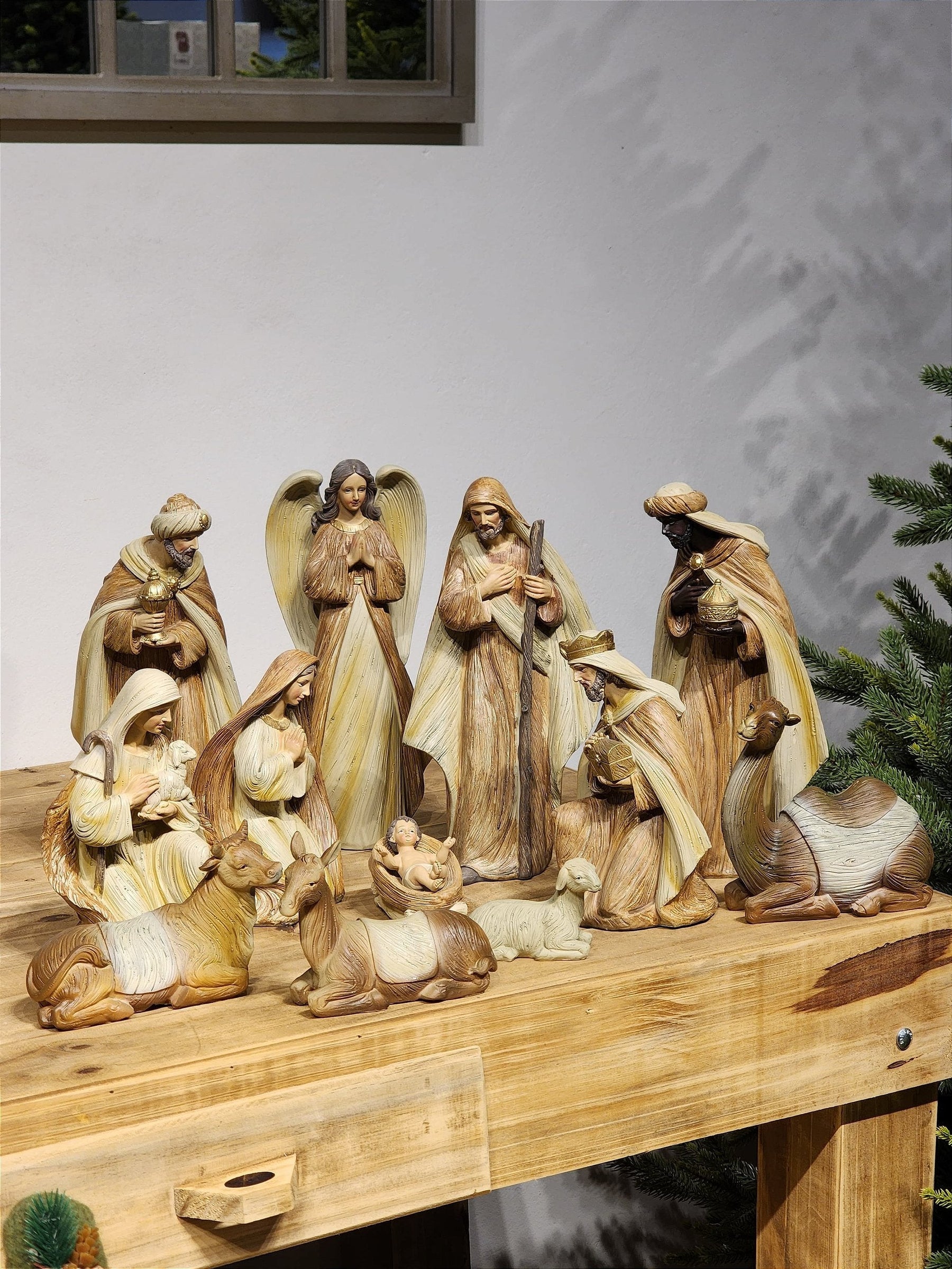 PRESÉPIO EM RESINA MARROM COM 12 PEÇAS 30CM