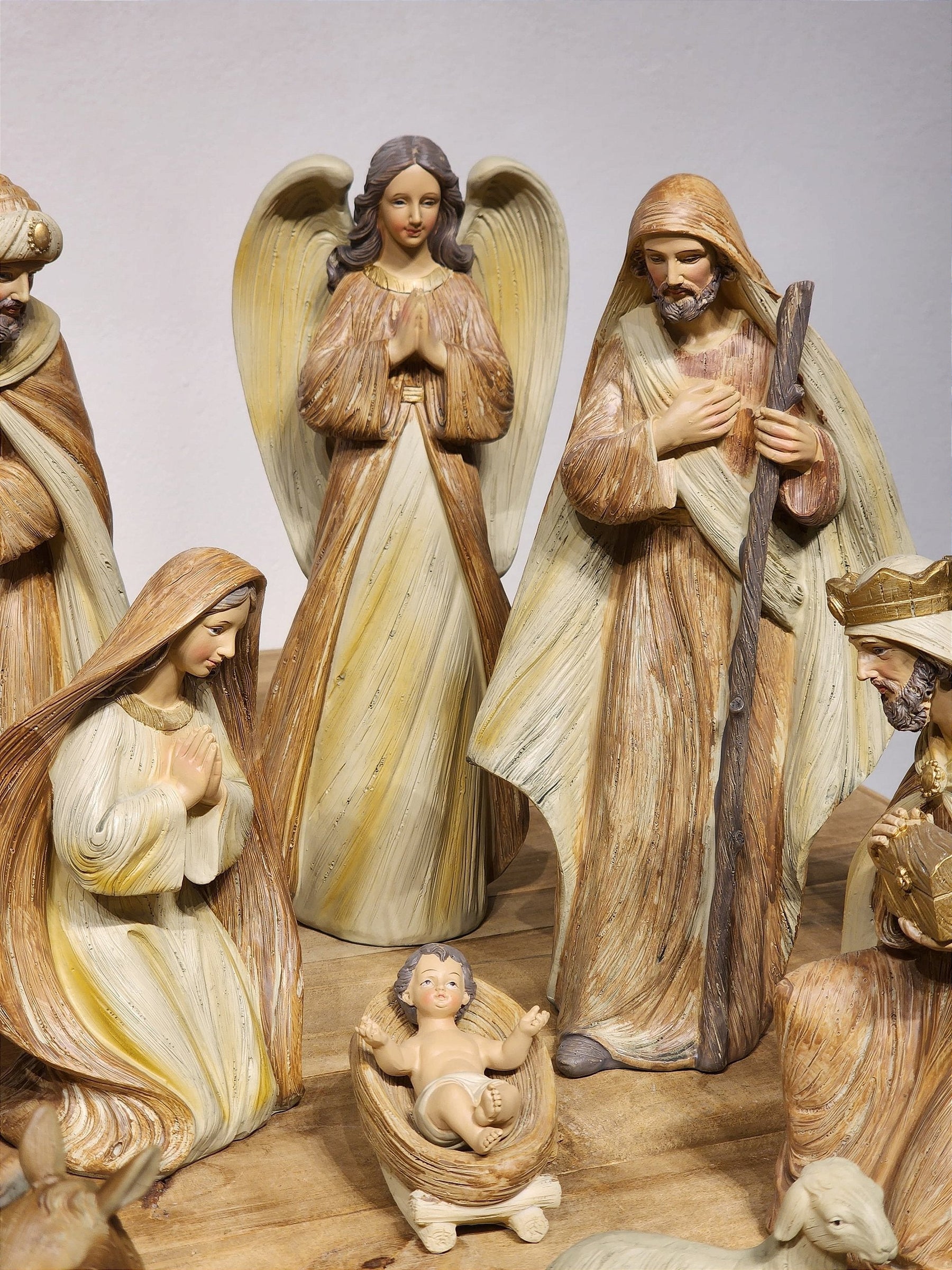 PRESÉPIO EM RESINA MARROM COM 12 PEÇAS 30CM