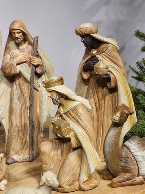 PRESÉPIO EM RESINA MARROM COM 12 PEÇAS 30CM