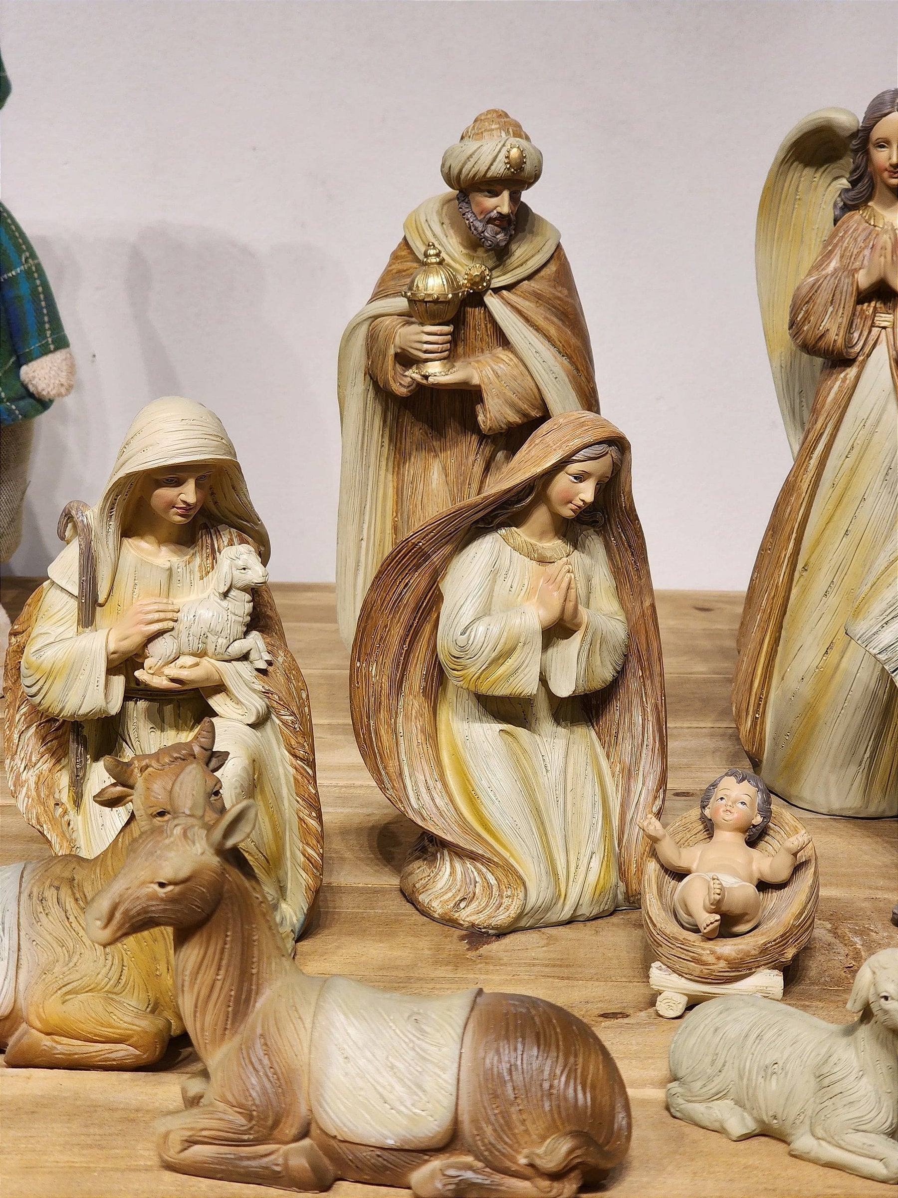 PRESÉPIO EM RESINA MARROM COM 12 PEÇAS 30CM