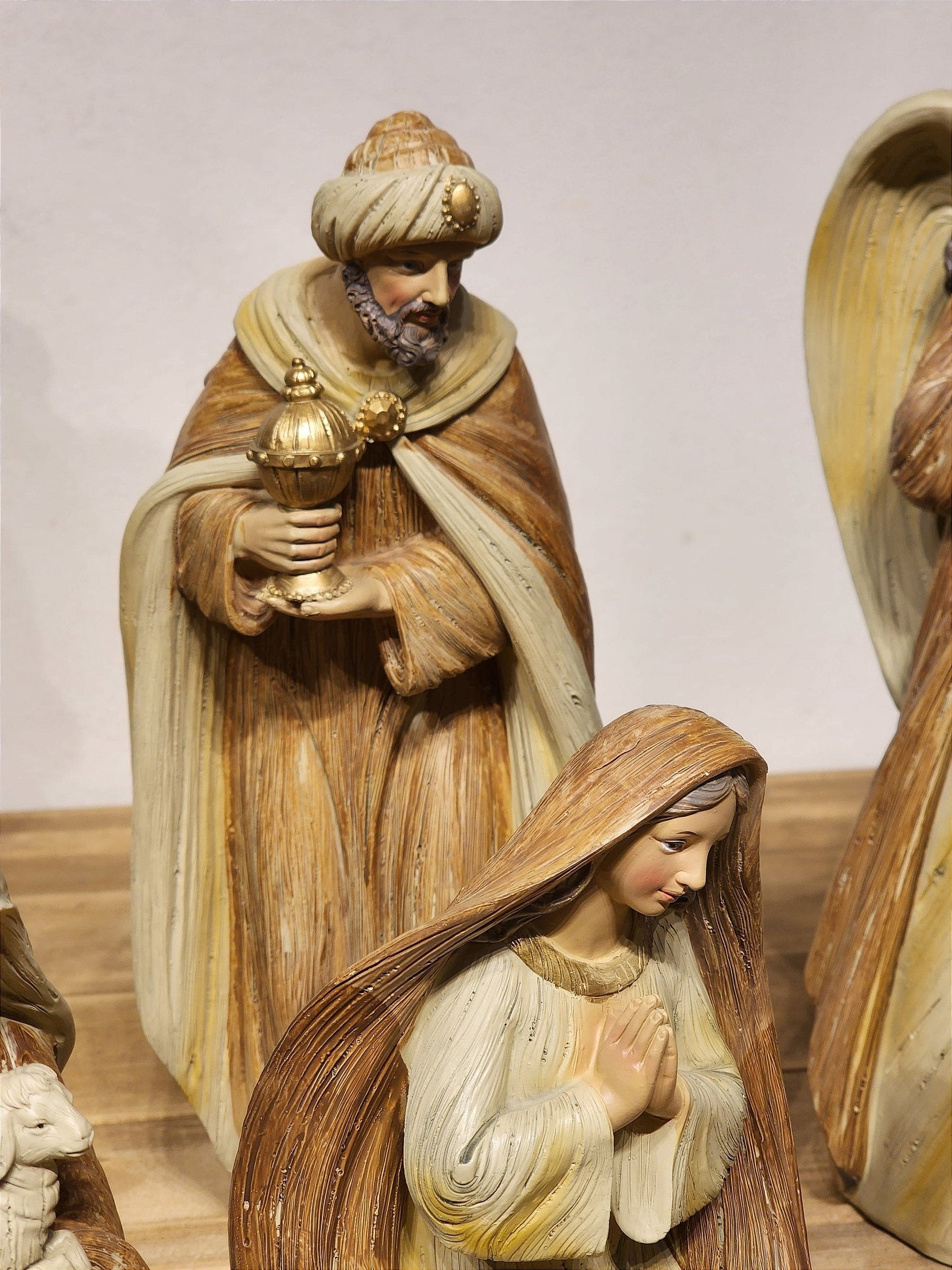 PRESÉPIO EM RESINA MARROM COM 12 PEÇAS 30CM