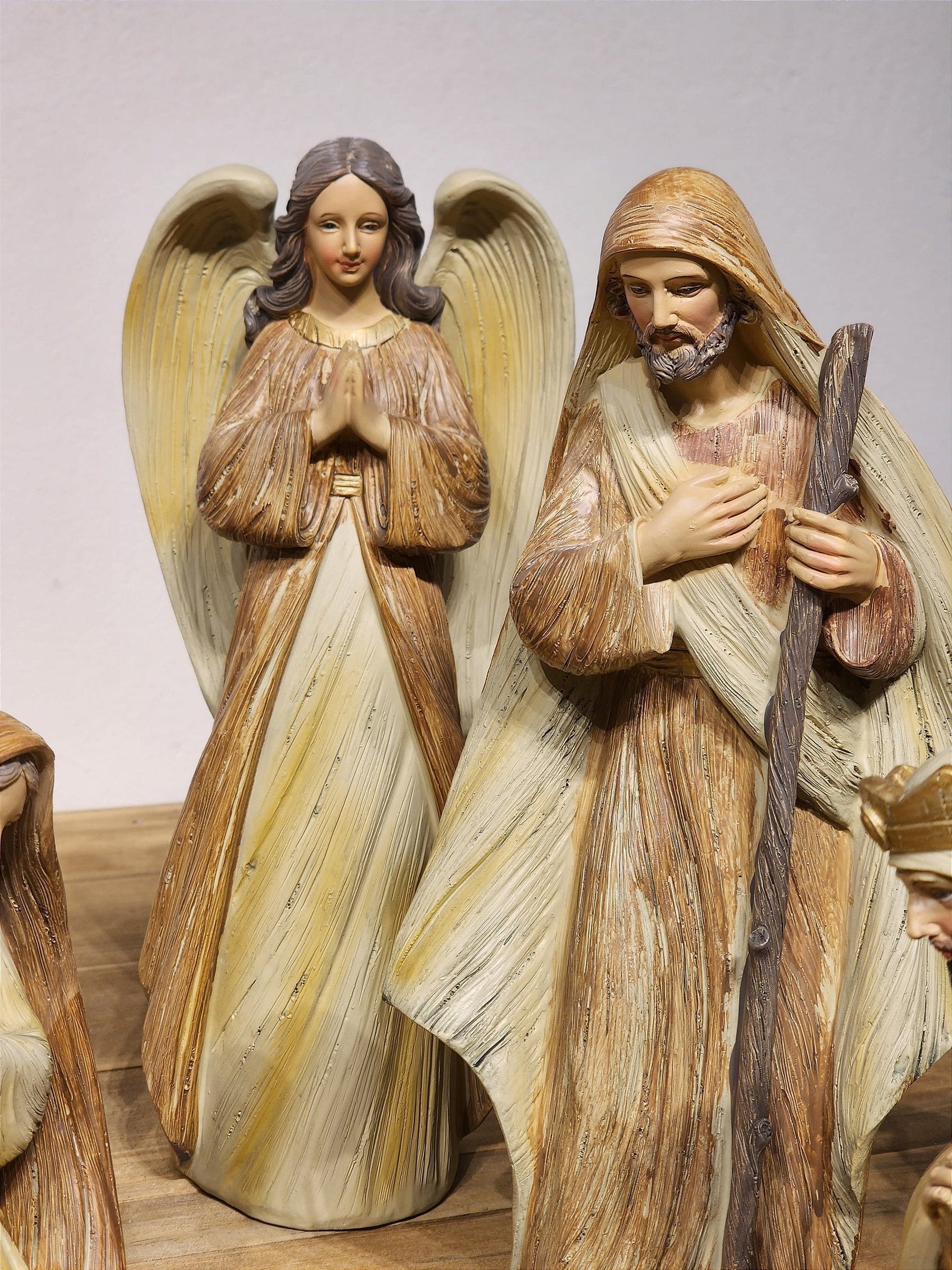 PRESÉPIO EM RESINA MARROM COM 12 PEÇAS 30CM