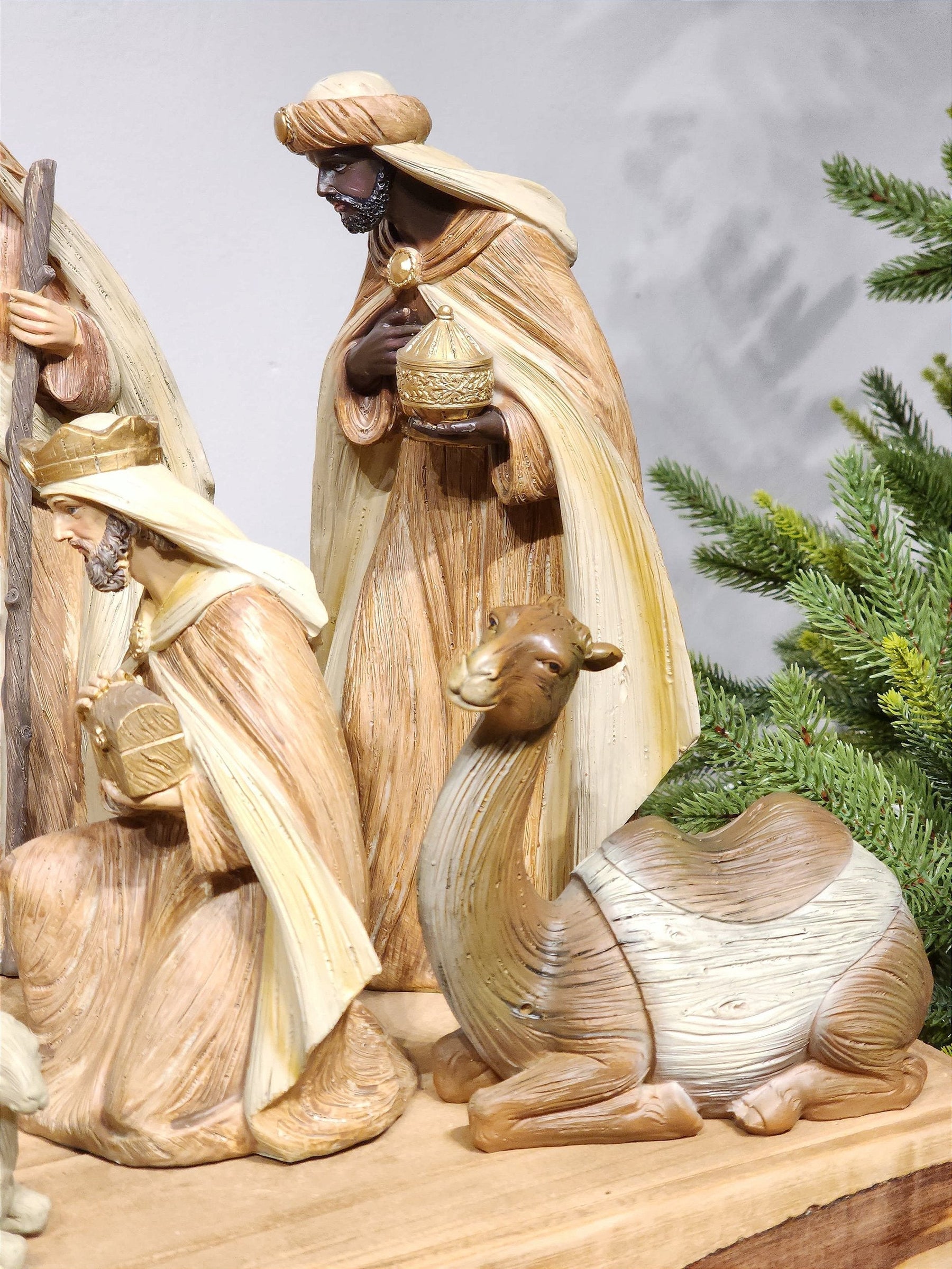 PRESÉPIO EM RESINA MARROM COM 12 PEÇAS 30CM