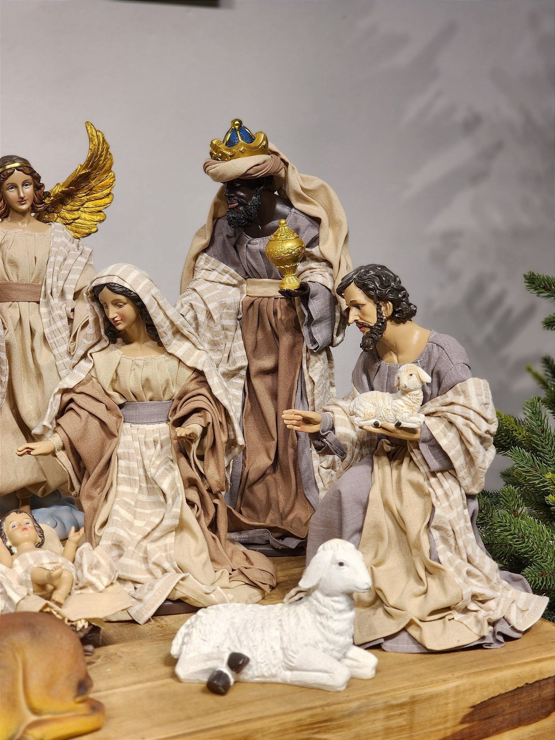 PRESÉPIO EM RESINA COM TECIDO NATURAL COM 11 PEÇAS 40CM