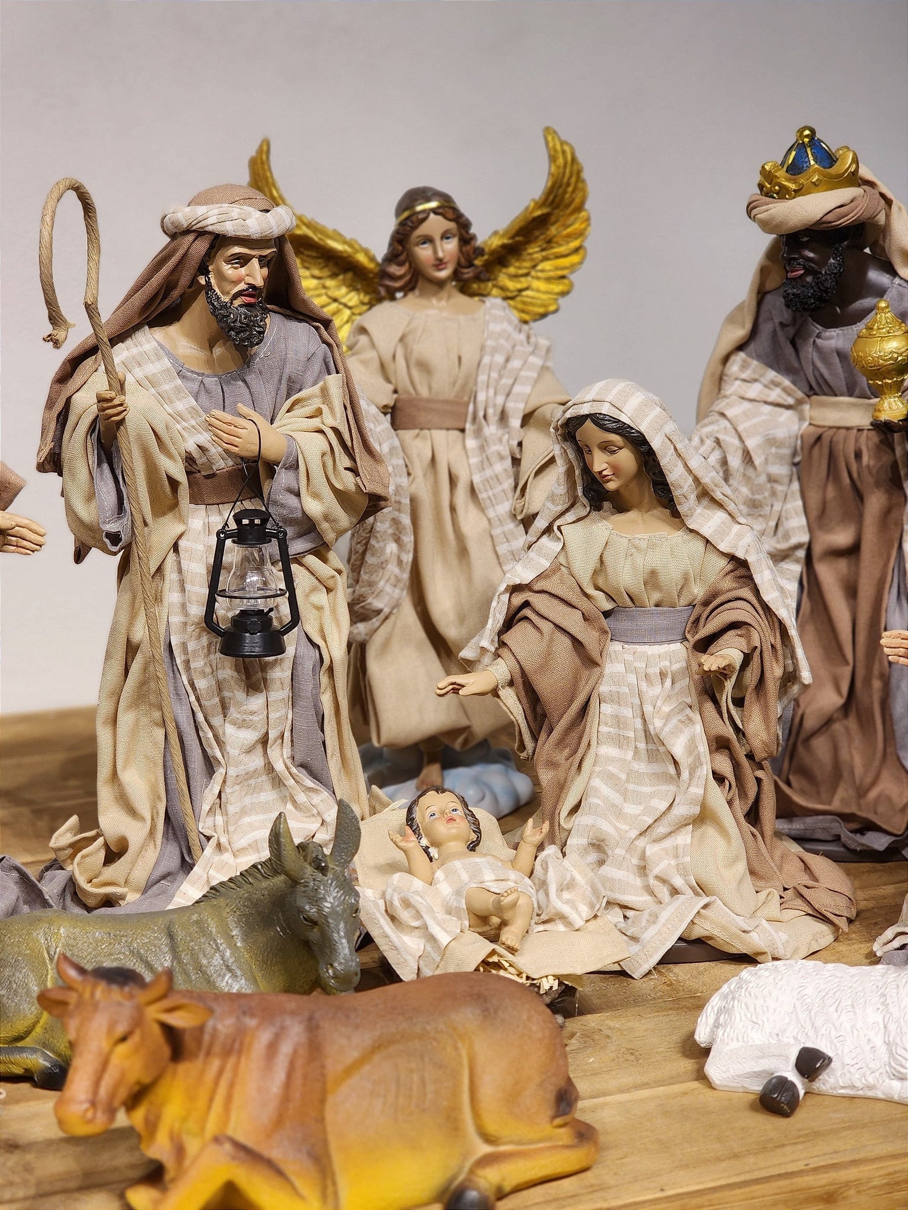 PRESÉPIO EM RESINA COM TECIDO NATURAL COM 11 PEÇAS 40CM