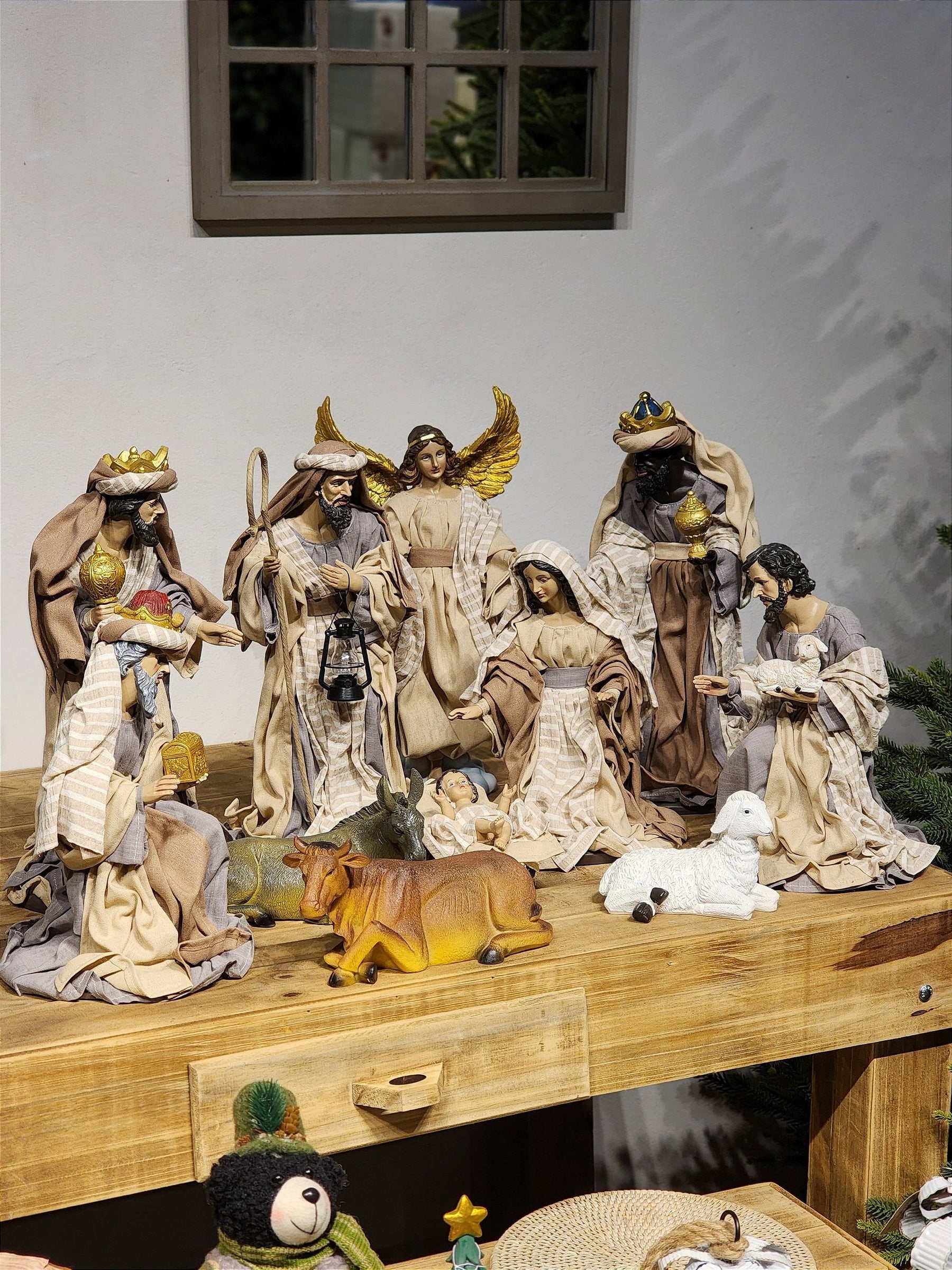 PRESÉPIO EM RESINA COM TECIDO NATURAL COM 11 PEÇAS 40CM