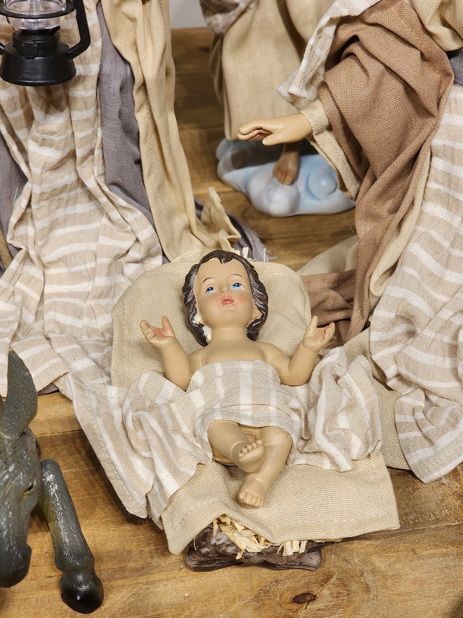 PRESÉPIO EM RESINA COM TECIDO NATURAL COM 11 PEÇAS 40CM