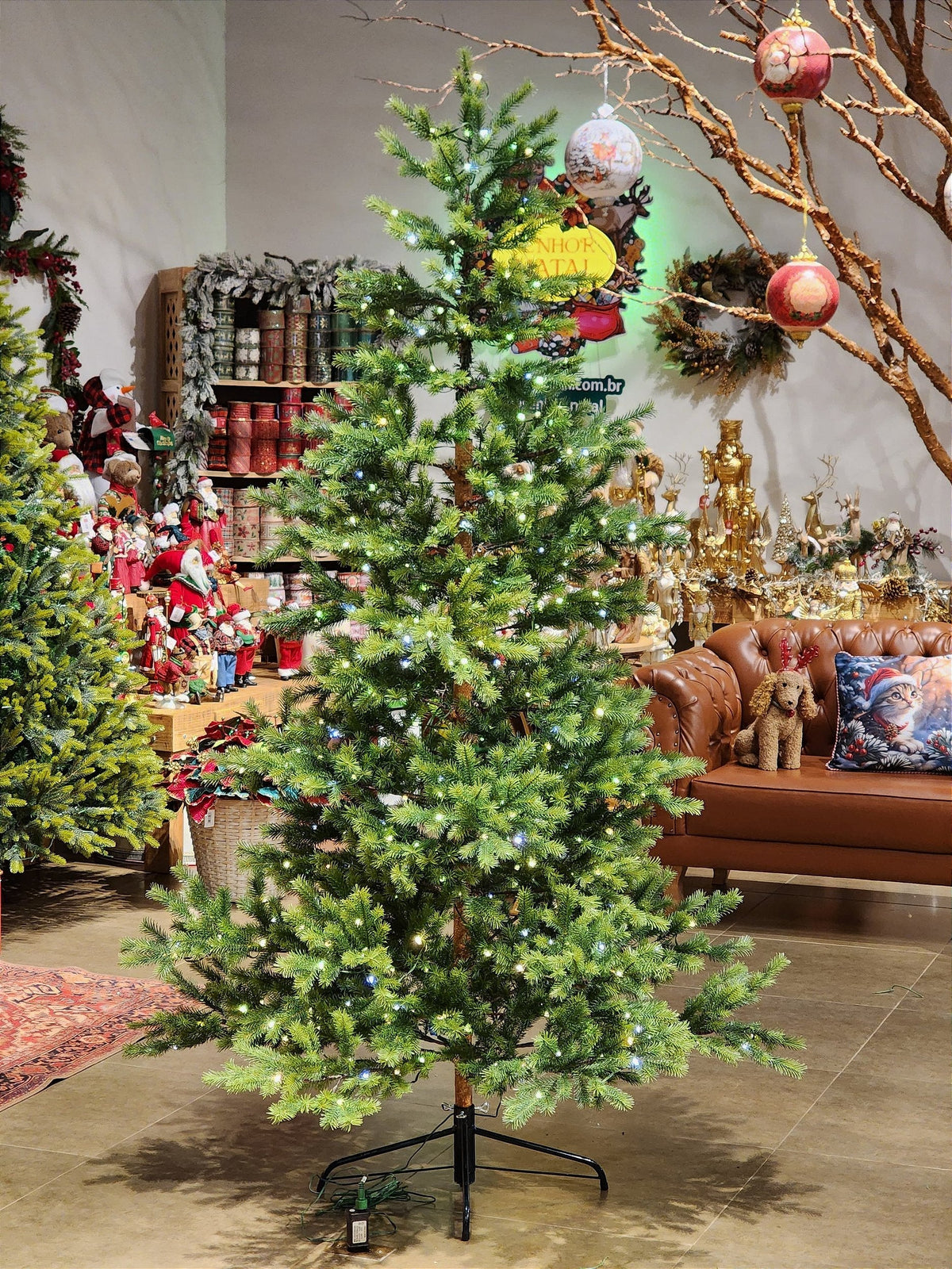 ÁRVORE PINHEIRO SUPER REALISTA DIAMOND 579 GALHOS COM 450 LEDS BICOLOR 2,10CM