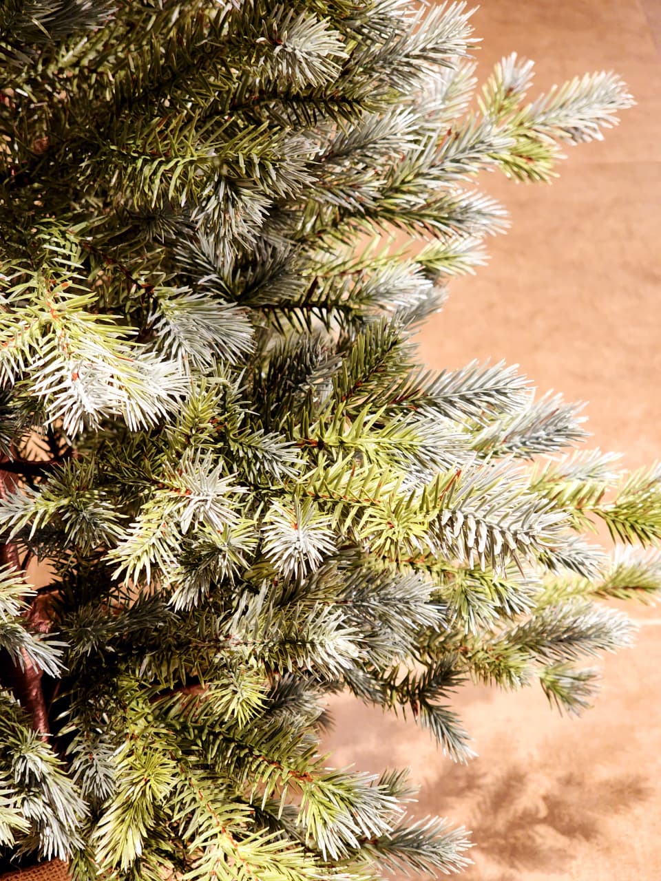 ÁRVORE PINHEIRO REALISTA 140 GALHOS 1,20CM BASE JUTA