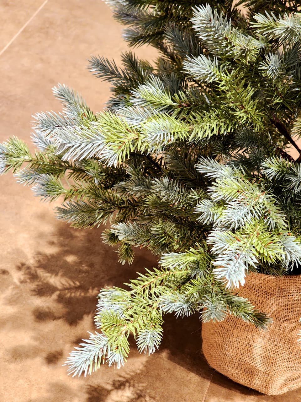 ÁRVORE PINHEIRO REALISTA 140 GALHOS 1,20CM BASE JUTA