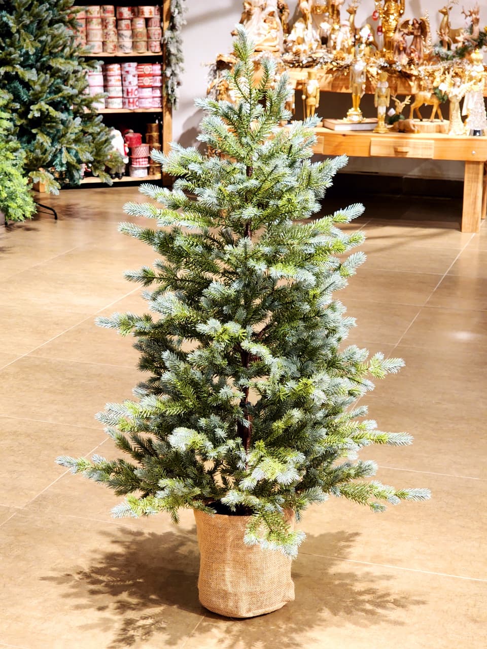 ÁRVORE PINHEIRO REALISTA 140 GALHOS 1,20CM BASE JUTA