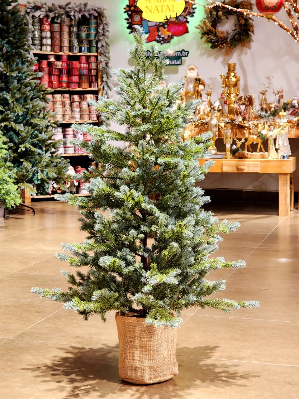 ÁRVORE PINHEIRO REALISTA 140 GALHOS 1,20CM BASE JUTA