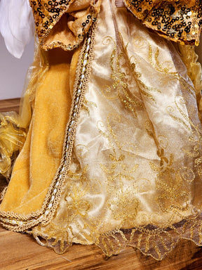 ANJA SOFIE COM VESTIDO DE TECIDO DOURADO CM