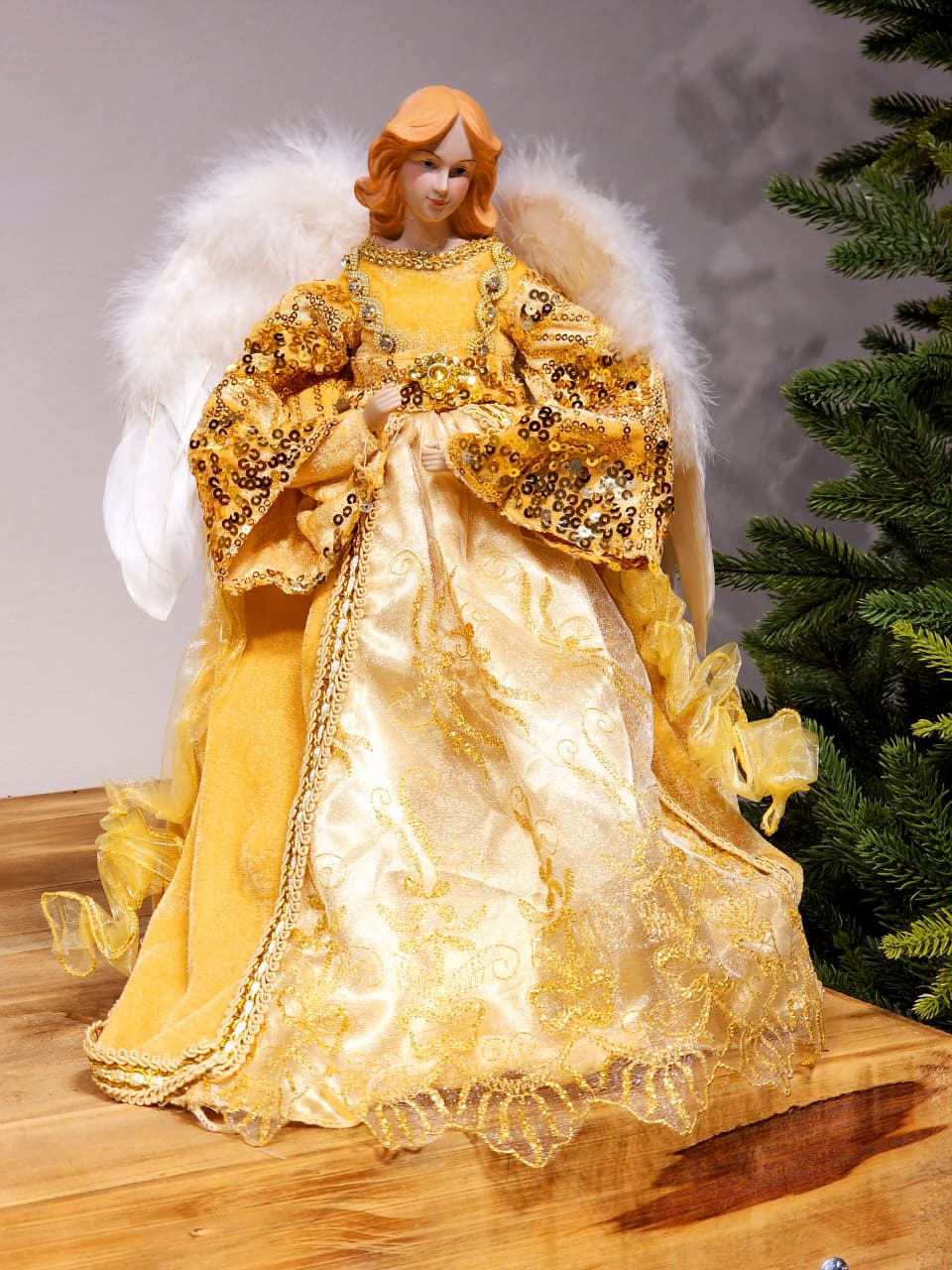 ANJA SOFIE COM VESTIDO DE TECIDO DOURADO CM