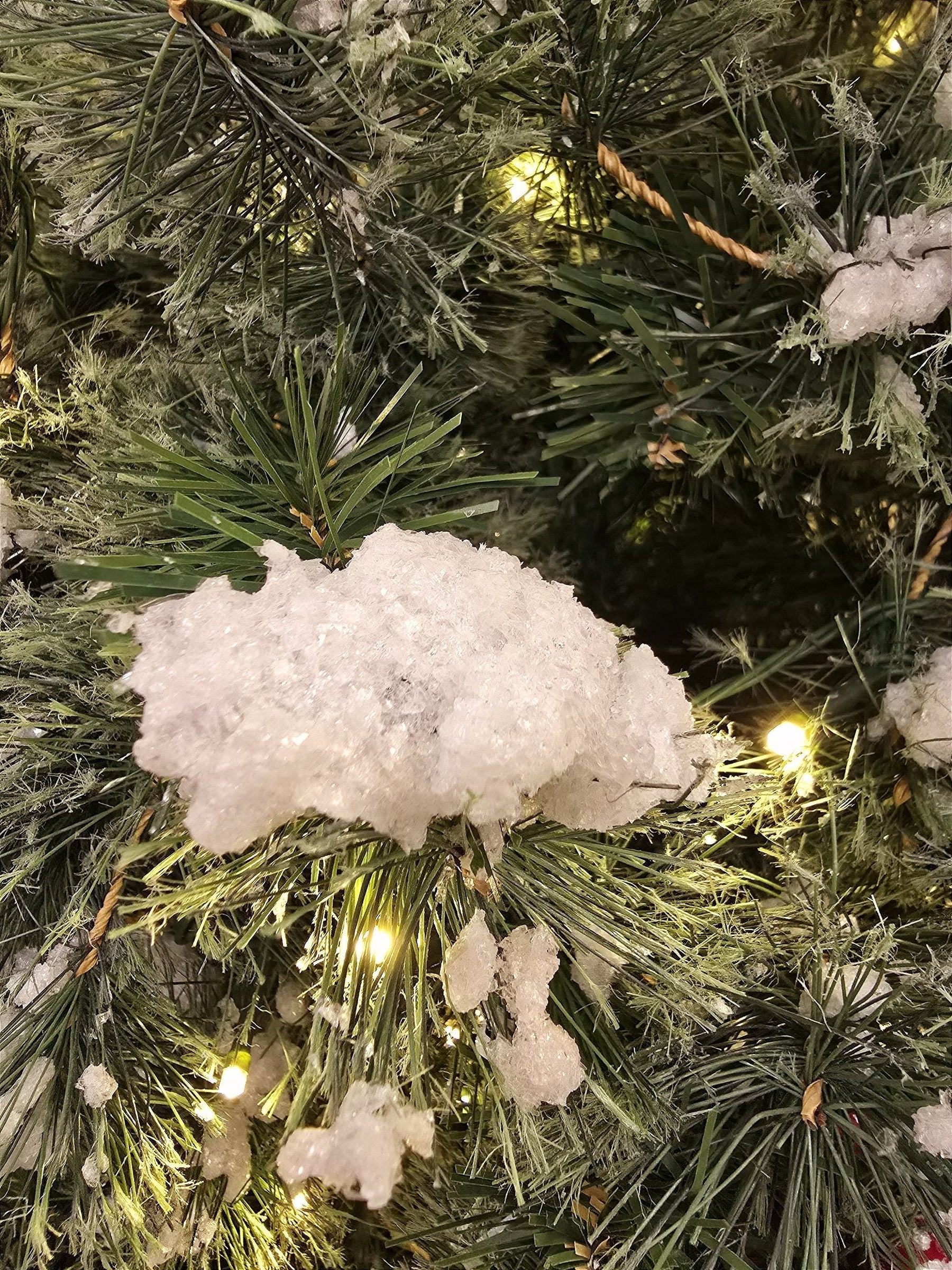 ÁRVORE PINHEIRO NEVADO REALISTA NORUEGA 1077 GALHOS COM 350 LEDS WARM 2,10CM