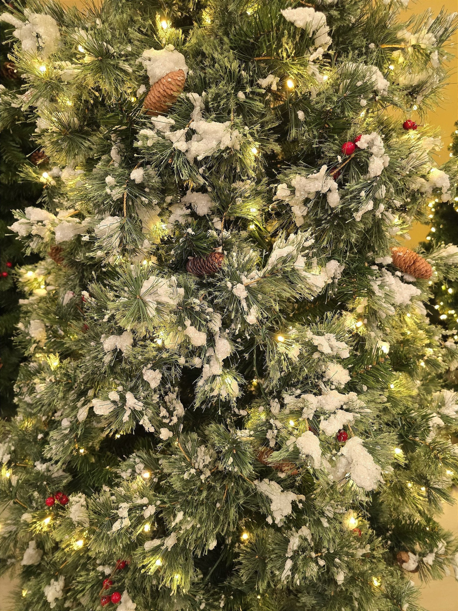 ÁRVORE PINHEIRO NEVADO REALISTA NORUEGA 1077 GALHOS COM 350 LEDS WARM 2,10CM