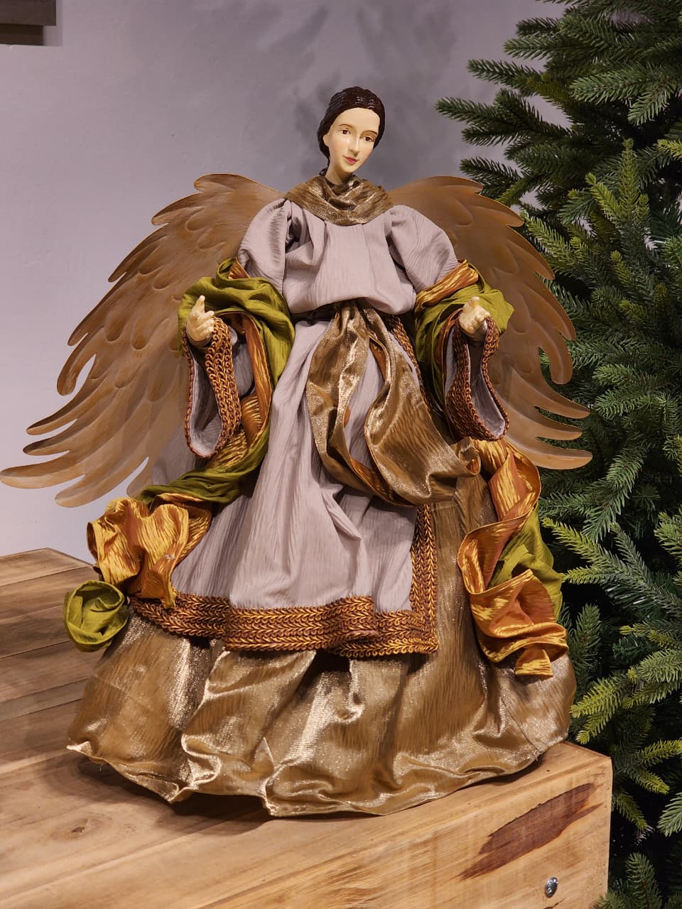 ANJA LERMA COM ROUPA DOURADA E NUDE COM OURO E ASAS EM METAL 52CM