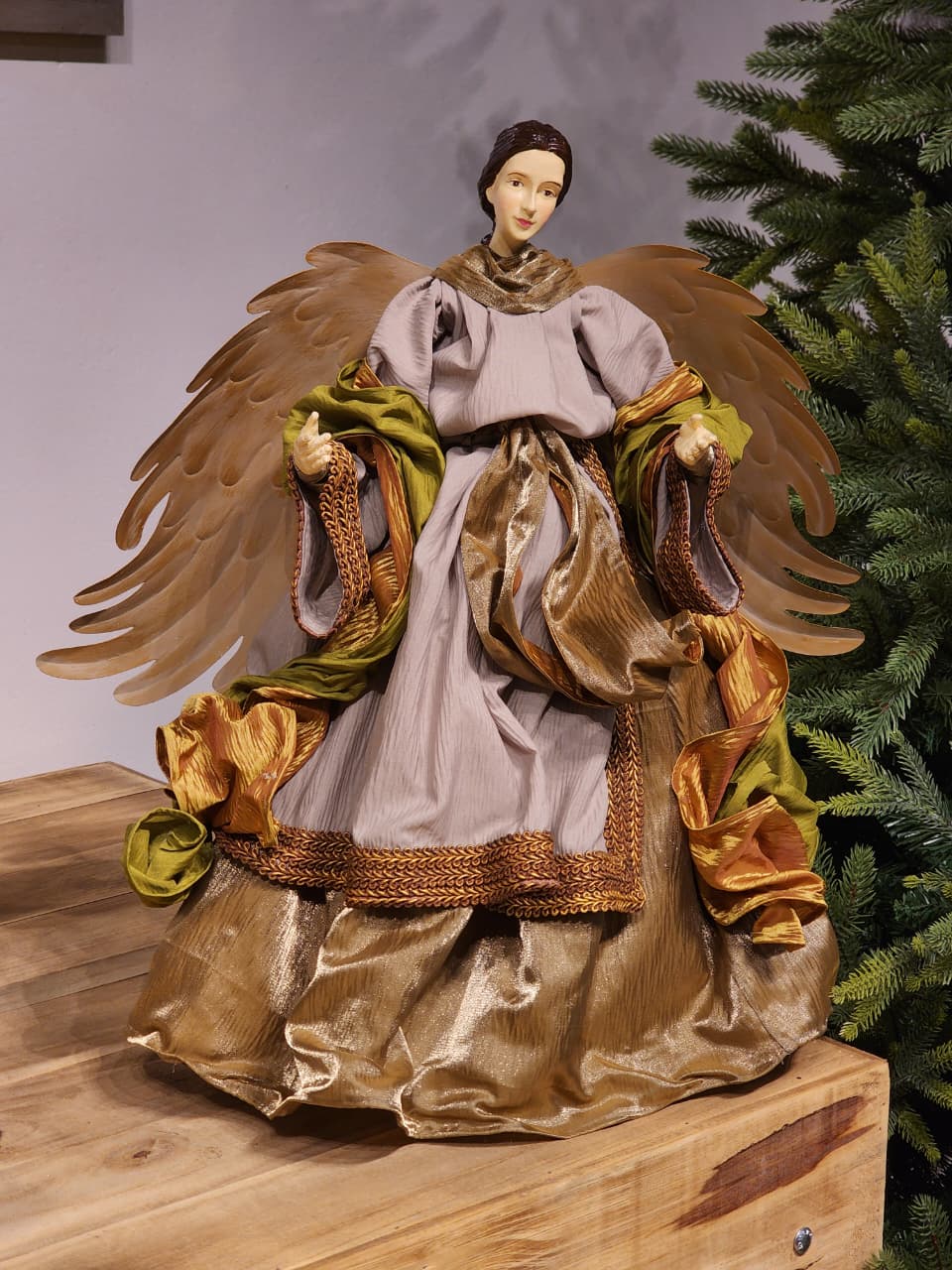 ANJA LERMA COM ROUPA DOURADA E NUDE COM OURO E ASAS EM METAL 52CM