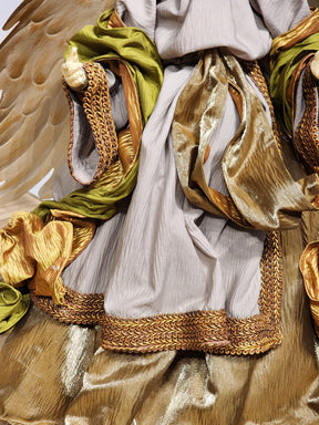 ANJA LERMA COM ROUPA DOURADA E NUDE COM OURO E ASAS EM METAL 52CM